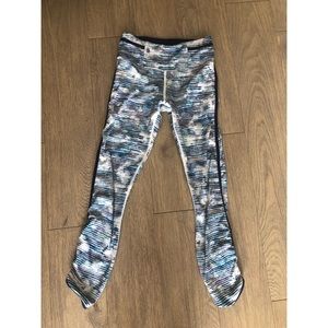 Lululemon crops with 2 front pockets & cinched hem